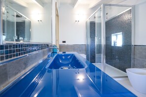 Shower, hair dryer, bidet, towels - Penthouse a few meters from the sea with private beach access (Lu Bagnu)