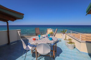 Outdoor dining - Penthouse a few meters from the sea with private beach access (Lu Bagnu)