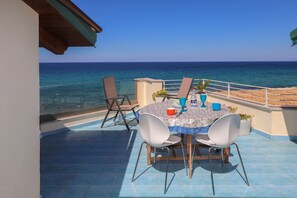 Outdoor dining - Penthouse a few meters from the sea with private beach access (Lu Bagnu)