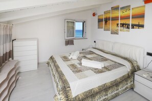 1 bedroom, free WiFi, bed sheets - Penthouse a few meters from the sea with private beach access (Lu Bagnu)