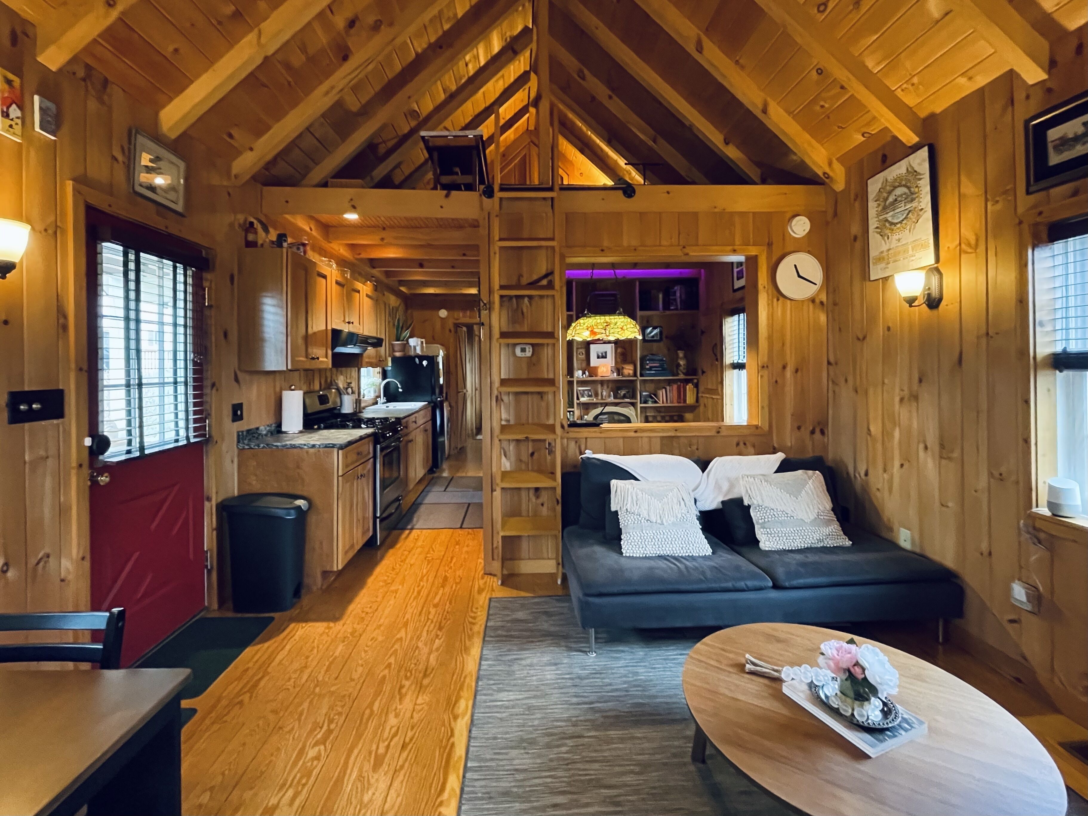 Una Smart TV, libros, un reproductor estéreo