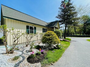 Exterior - Romantic Adirondack Getaway! (Bolton)