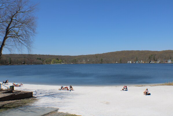 Beach nearby - Easy walk to the ski slopes and the shop. (Lackawaxen)
