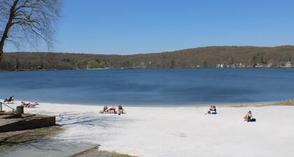 Easy walk to the ski slopes and the shop.