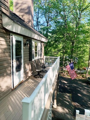 Terrace/patio - Easy walk to the ski slopes and the shop. (Lackawaxen)