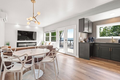 Modern River Cottage with Amazing River and Marina Views