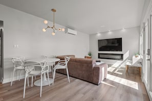 Smart TV, fireplace