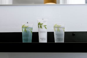 Dusche, Haartrockner, Handtücher, Seife