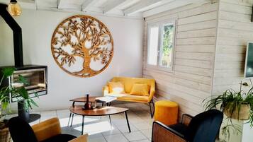 Televisie, tafelvoetbal, een tafeltennistafel en boeken