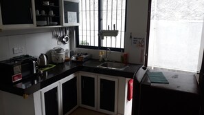 Kühlschrank, Mikrowelle, Ofen, Wasserkocher