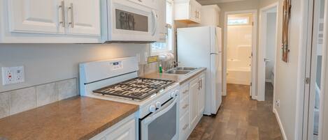 Kühlschrank, Mikrowelle, Wasserkocher mit Kaffee-/Teezubehör, Esstisch