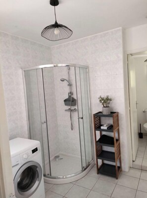 Regadera, secadora de cabello, toallas 