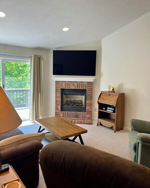 TV, caminetto, lettore DVD