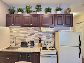 Frigorifero, microonde, forno, piano cottura