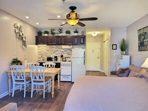 Silitysrauta/-lauta, ilmainen Wi-Fi, vuodevaatteet