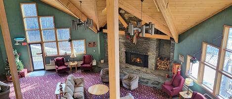 Taulutelevisio, takka, DVD-soitin