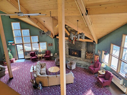 Kitchen, AC, deck, mountain view, pool, ski shuttle. LB207 by LRS