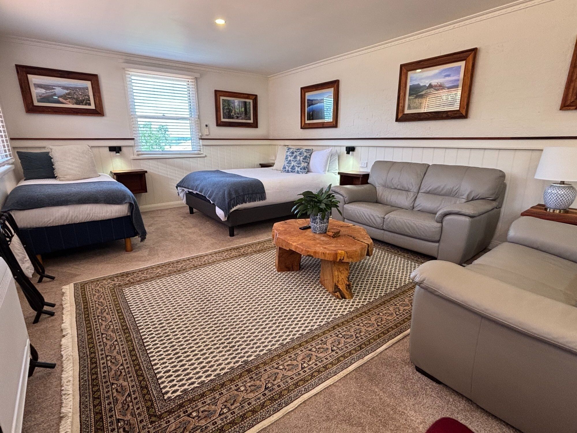 Tabla de planchar con plancha, wifi gratis y ropa de cama 