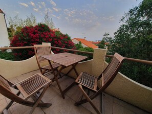 Outdoor dining - Quiet villa top with shared pool. Close to port and beaches. (Toulon)