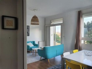Smart TV, books - Quiet villa top with shared pool. Close to port and beaches. (Toulon)