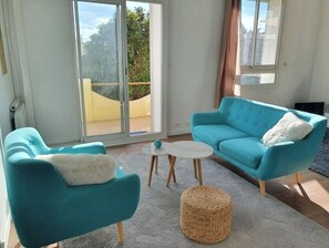 Smart TV, books - Quiet villa top with shared pool. Close to port and beaches. (Toulon)