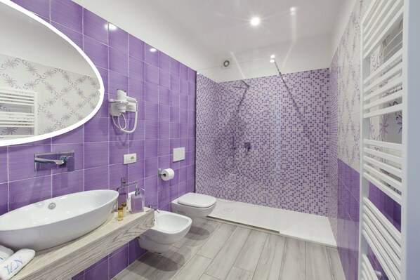 Shower, hair dryer, bidet, towels - AMORE RENTALS - Villa Iside with Private Pool, Sea View, Jacuzzi and Parking (Nerano)