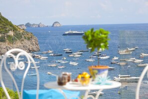 Outdoor dining - AMORE RENTALS - Villa Iside with Private Pool, Sea View, Jacuzzi and Parking (Nerano)