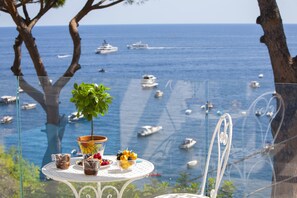 Outdoor dining - AMORE RENTALS - Villa Iside with Private Pool, Sea View, Jacuzzi and Parking (Nerano)