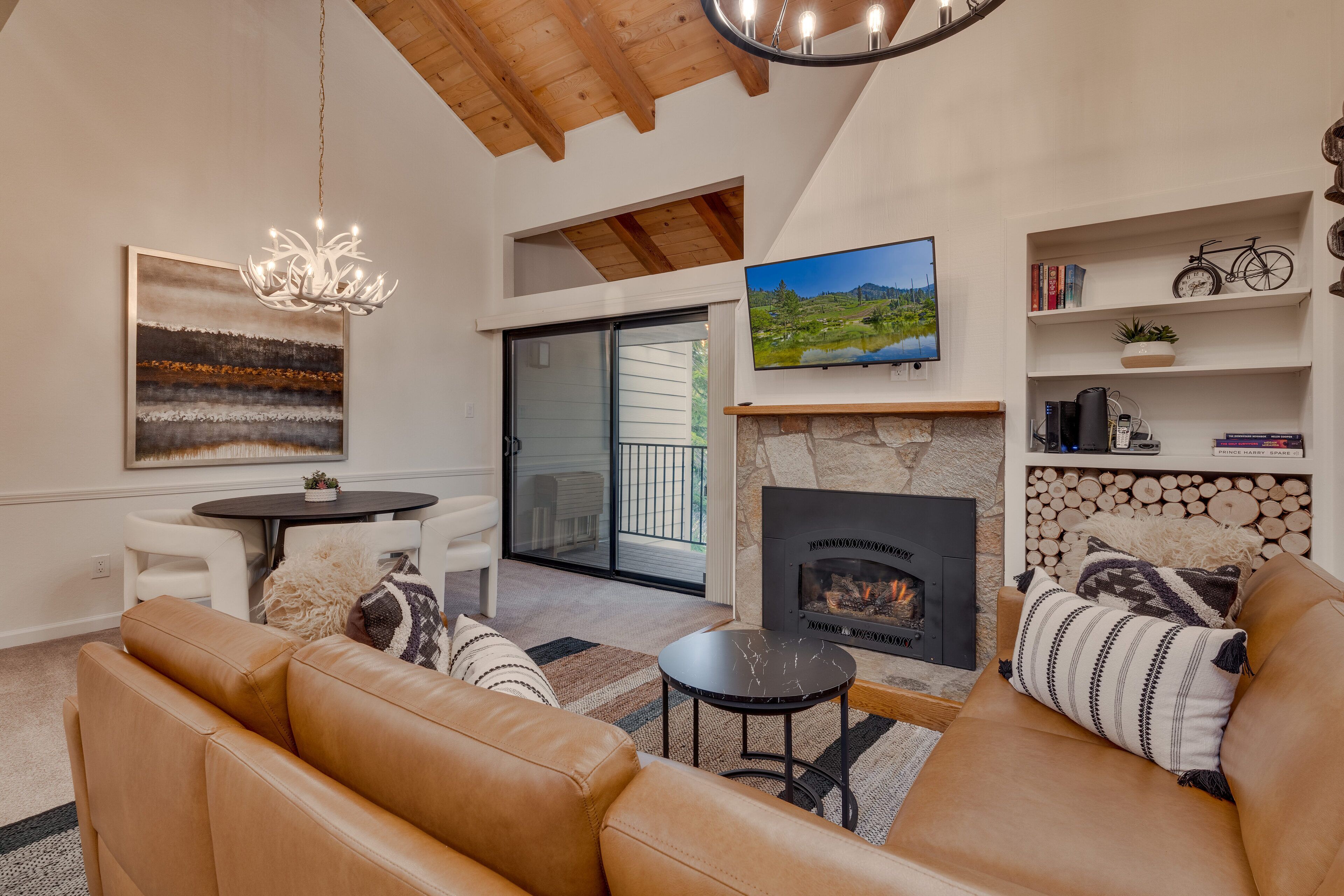 Televisión, chimenea, reproductor de DVD y tenis de mesa 