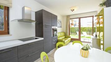 Fridge, oven, dishwasher, coffee/tea maker