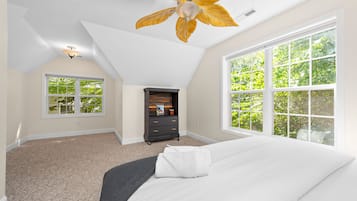 8 bedrooms, desk, iron/ironing board, travel cot