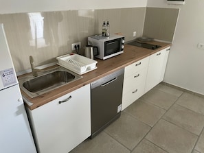 Frigorifero, microonde, lavastoviglie, tavolo da pranzo