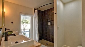 Combined shower/tub, hair dryer, towels - Designer Vibe w/ Spa Tub and Heated Pool (Scottsdale)