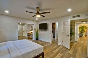 4 slaapkamers, een bureau, een strijkplank/strijkijzer, reisbedje