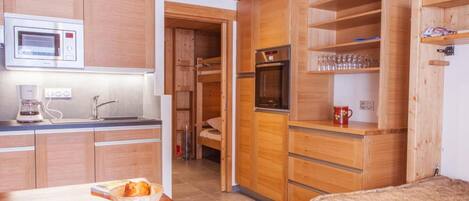 Fridge, microwave, oven, coffee/tea maker