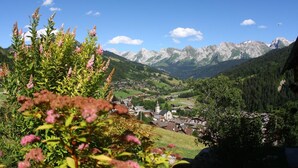A mountainous landscape with a village nestled in the valley. - 3rd floor, balcony, parking, tv, 24m², Le Grand Bornand (Le Grand-Bornand)