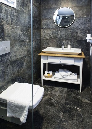 Doppia Comfort, 1 camera da letto, non fumatori, vista giardino | Bagno | Doccia, soffione a pioggia, set di cortesia gratuito, asciugacapelli