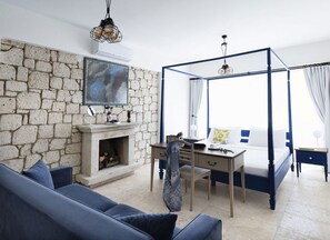 Room With Fireplace | Premium bedding, individually decorated, individually furnished - Puka Otel Alacatı (Cesme)