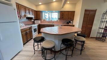 Réfrigérateur, four, lave-vaisselle, cafetière/bouilloire