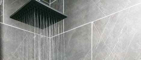 Douche, séchoir à cheveux, serviettes fournies, savon