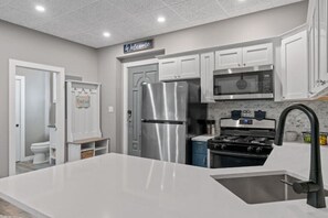 Réfrigérateur, four à micro-ondes, un four, surface de cuisson