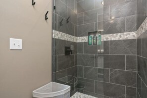 Douche, sèche-cheveux, serviettes fournies, savon