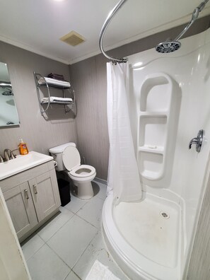 Douche, serviettes fournies, papier toilette