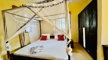 5 bedrooms, desk, travel crib, free WiFi