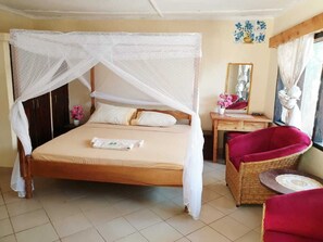 5 bedrooms, desk, travel cot, free WiFi