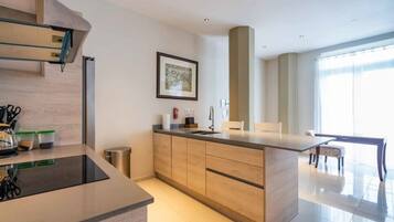 Fridge, oven, stovetop, dishwasher