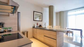 Kylskåp, ugn, spishäll och diskmaskin