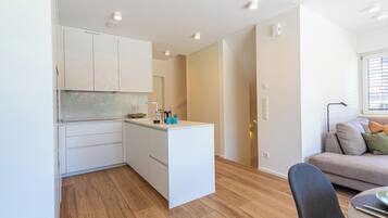 Full-sized fridge, microwave, oven, stovetop