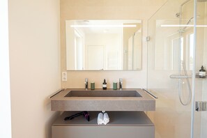 Deluxe Double Room, Ensuite (Room Sunny) | Bathroom - Reckenthal House (Strassen)
