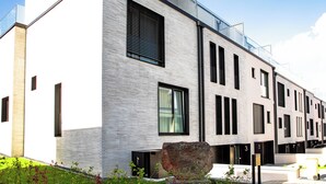 A modern building with a minimalist design, featuring large windows and a flat roof. - Reckenthal House (Strassen)